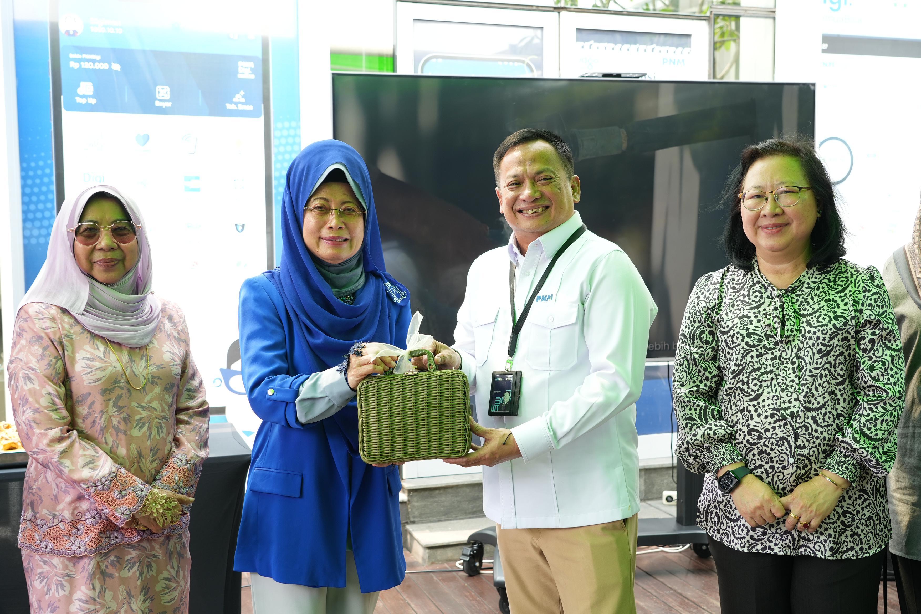 Direktur Utama PNM, Arief Mulyadi, menyambut baik kolaborasi lintas negara ini sebagai bentuk penguatan solidaritas regional dalam isu pemberdayaan perempuan.