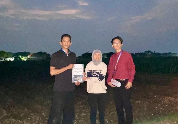 KERJA SAMA: Penyerahan dokumen kepada subkontraktor sebagai titik awal pembangunan proyek.