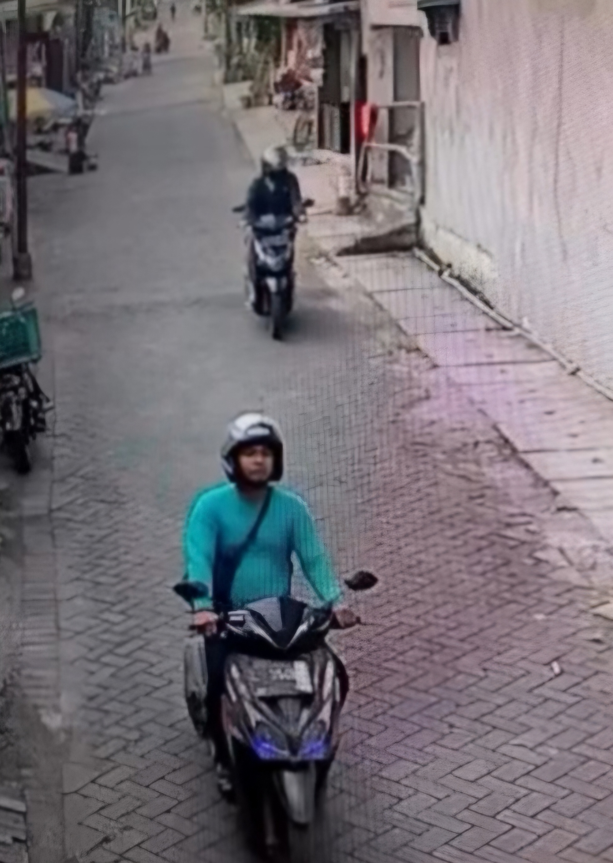 TEREKAM : Dua pelaku jambret kabur usai merampas gelang emas korban di Jalan Jeruk I, Surabaya.(M MAHRUS/RADAR SURABAYA)