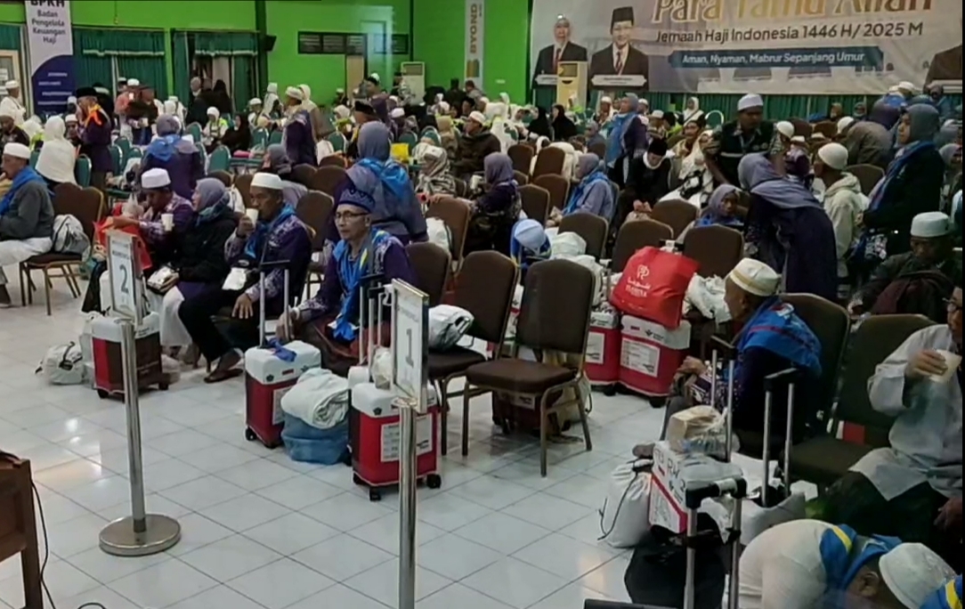 KEDATANGAN: Jemaah haji kloter 43 asal Banyuwangi tiba di Asrama Haji Debarkasi Surabaya, Kamis (26/6) malam. (RAHMAT SUDRAJAT/RADAR SURABAYA)