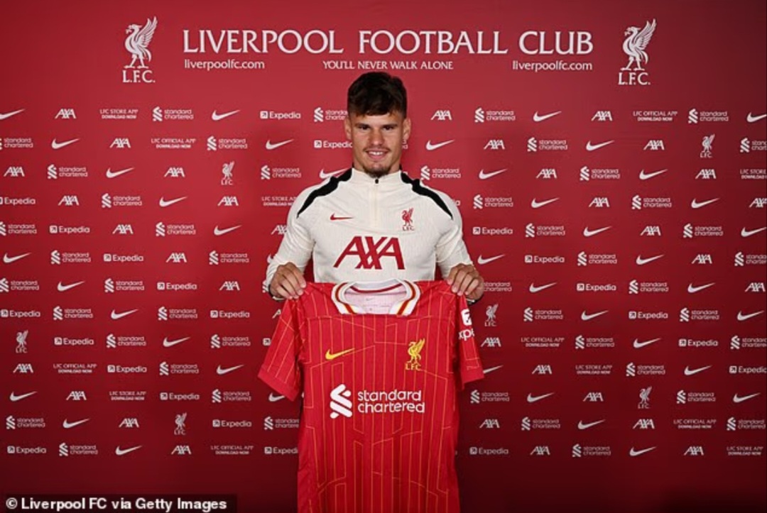 Milos Kerkez resmi jadi bek kiri Liverpool.