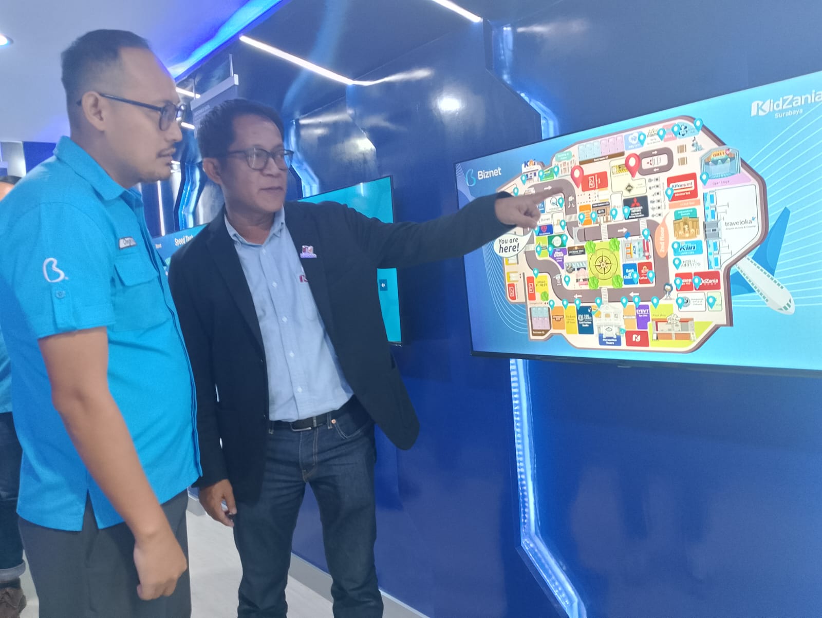 KOLABORASI: Vice President Marketing Biznet, Hutomo Siswanto (kiri) dan Direktur Utama KidZania Surabaya, Tarno (kanan) saat peluncuran Biznet Internet Center di KidZania Surabaya, Rabu (25/6).