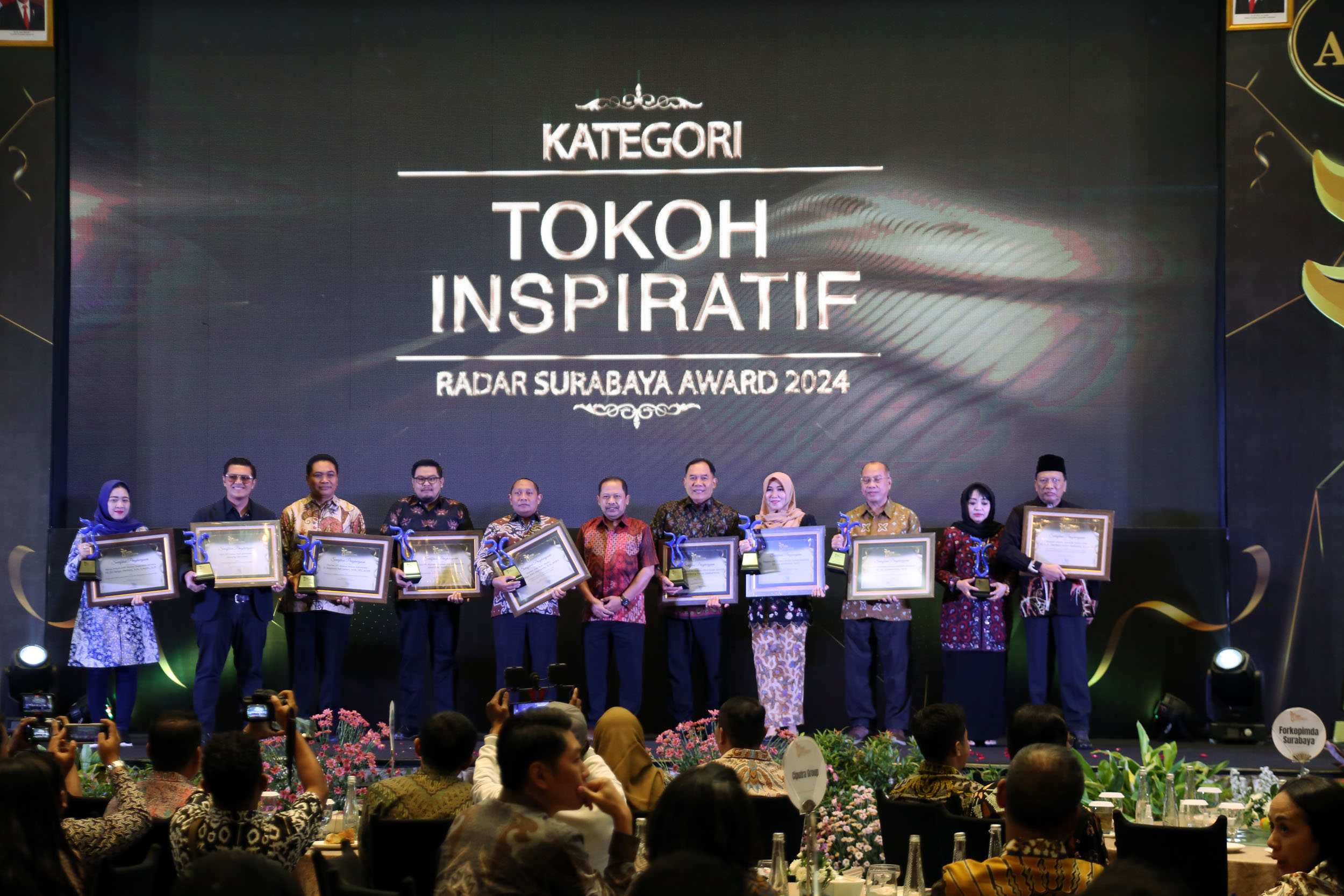 SELAMAT: Para penerima Radar Surabaya Award 2024 Kategori Tokoh Inspiratif foto bersama Direktur Radar Surabaya Lilik Widyantoro (tengah). (ANDY SATRIA/RADAR SURABAYA)