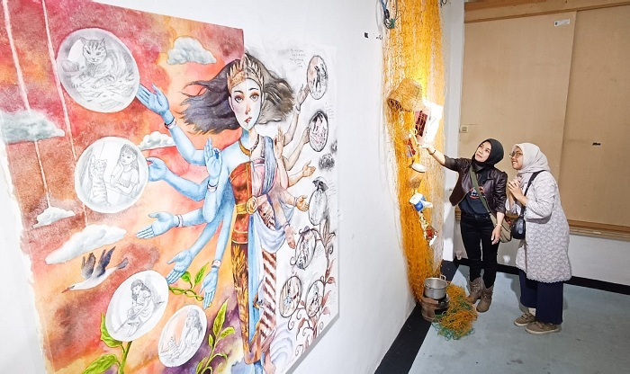 CERAH: Pengunjung mengamati karya lukisan dengan media cat air dengan tema Water Week, di Galeri Prabangkara, Komplek Taman Budaya Jawa Timur oleh Kolcai, Kamis (26/6).