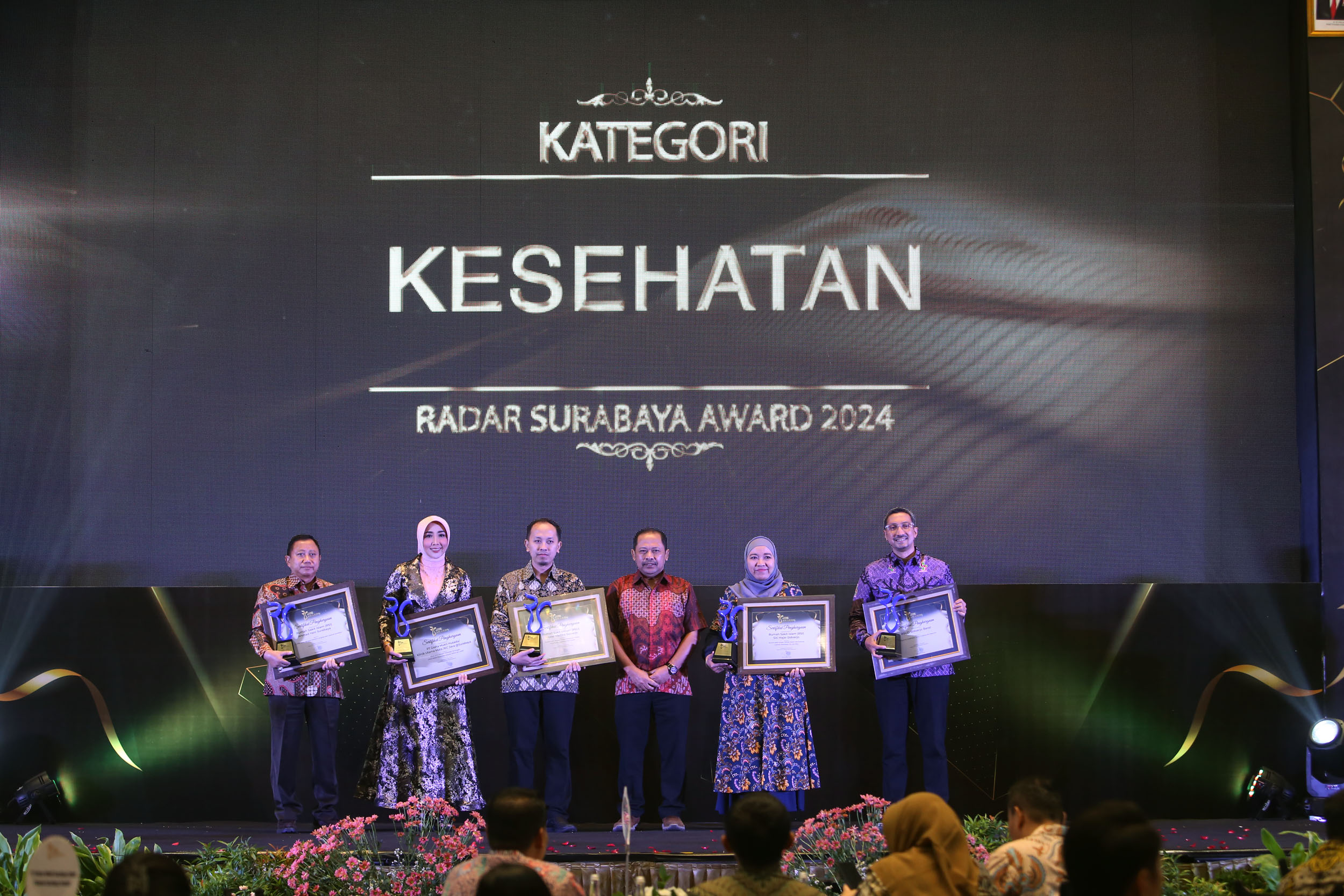 PENGHARGAAN: Para penerima Radar Surabaya Award 2024 Kategori Kesehatan foto bersama Direktur Radar Surabaya Lilik Widyantoro (tiga dari kanan). (ANDY SATRIA/RADAR SURABAYA)
