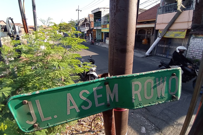 JALAN: Kawasan Asemrowo kini menjadi pemukiman padat di Surabaya.