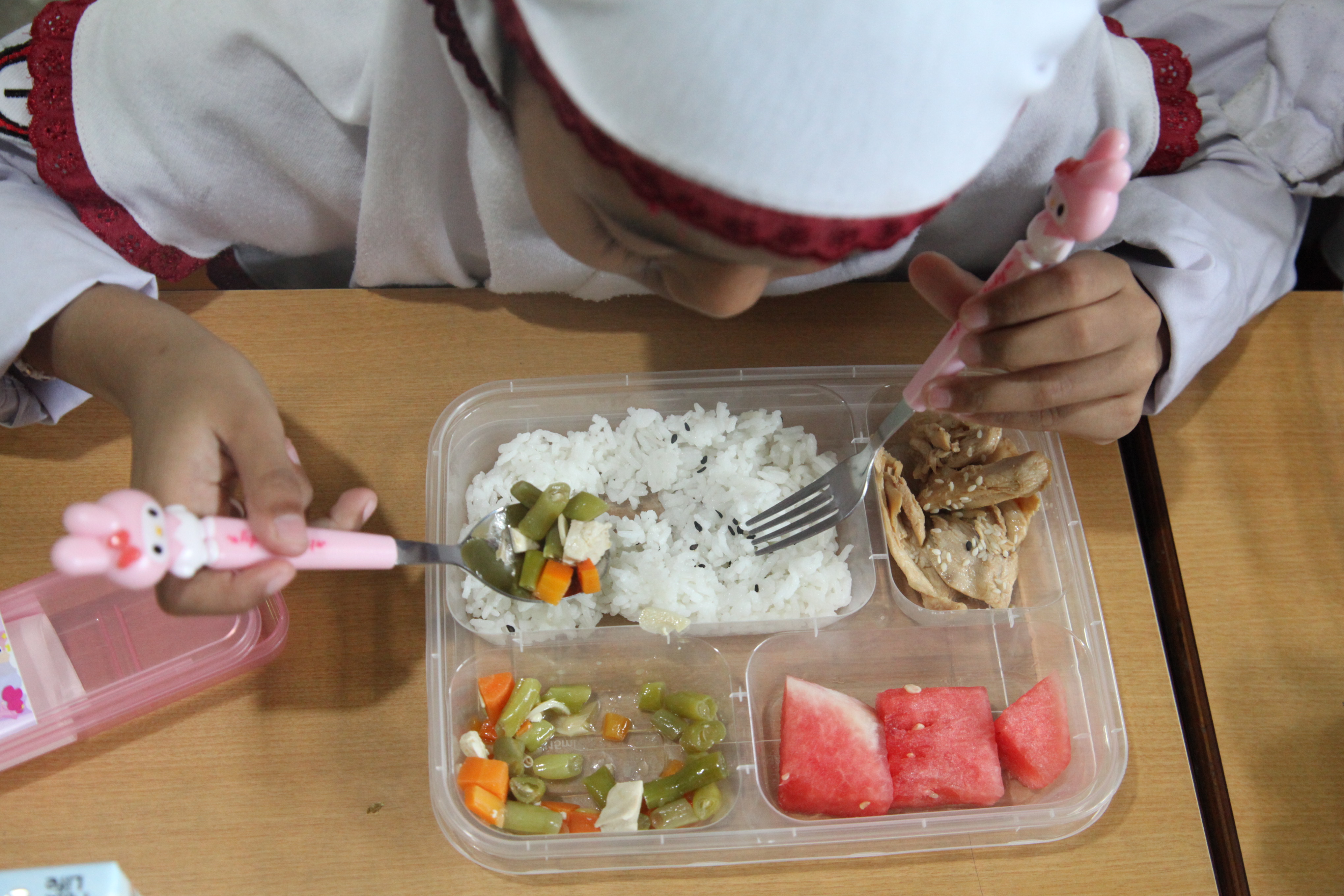 Ilustrasi menu MBG. Pergantian menu MBG dengan snack kemasan yang marak di media sosial dinilai ahli gizi tidak sesuai dengan misi program MBG dan kebutuhan gizi anak.