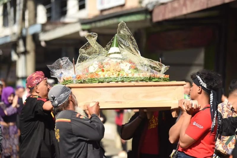 DIARAK : Acara tumpeng massal yang diarak saat peringatan 1 Muharram di Kediri Kota, Kamis (26/6) kemarin. (ANTARA/RADAR SURABAYA)