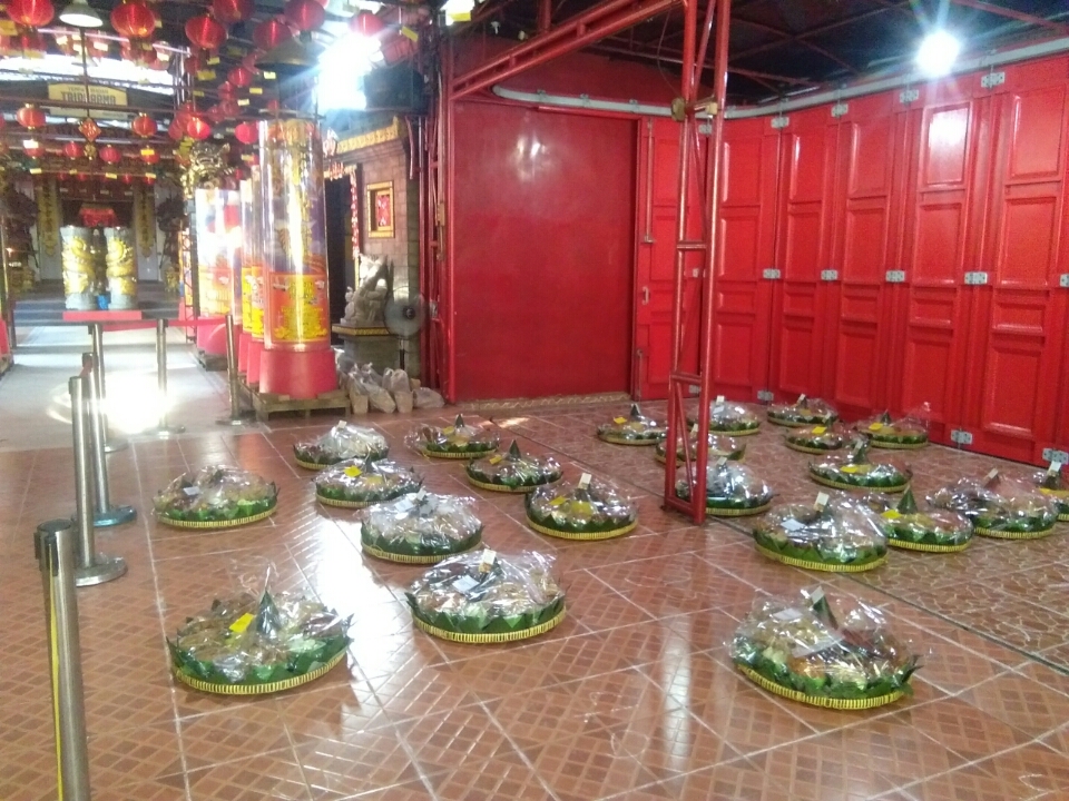 Puluhan tumpeng menyambut tahun baru Jawa 1 Suro di Kelenteng Hong San Ko Tee Surabaya. (LAMBERTUS HUREK/RADAR SURABAYA)