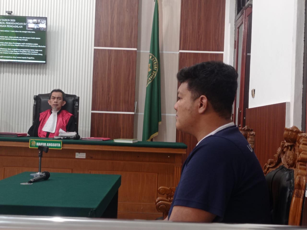 SIDANG : Ilham narapidana Lapas Pamekasan disidang karena kasus penipuan yang merugikan perusahaan di Surabaya Rp 688,5 juta. (SURYANTO/RADAR SURABAYA)