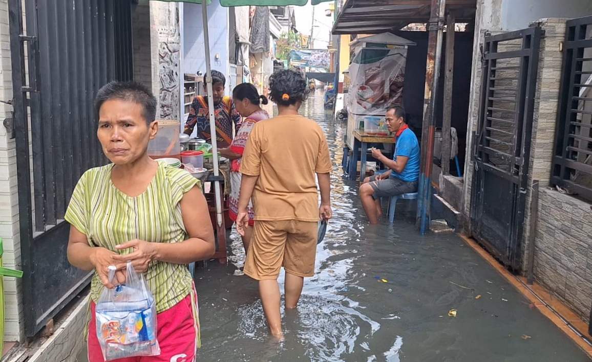TERGENANG KEMBALI: Warga Kalianak Surabaya kembali menghadapi banjir rob dengan ketinggian 10-20 meter. Warga berharap ada solusi jangka panjang untuk mengatasi banjir.