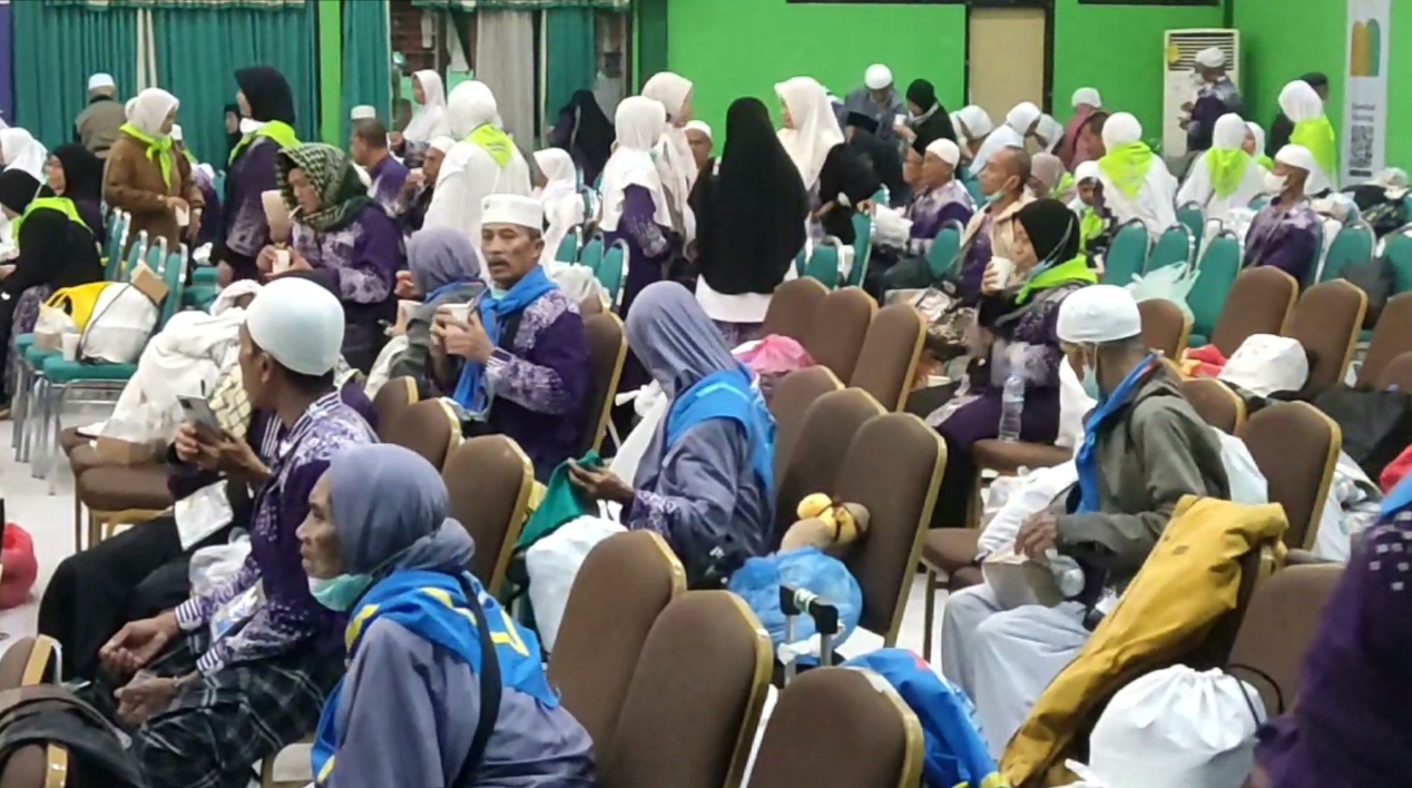 Jemaah haji kloter 43 asal Banyuwangi tiba di Asrama Haji Debarkasi Surabaya, Kamis (26/6) malam. (RAHMAT SUDRAJAT/RADAR SURABAYA)