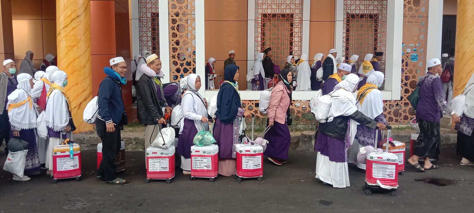 TIBA: Sebanyak 19.692 jemaah haji saat ini sudah tiba di Asrama Haji Debarkasi Surabaya. Saat ini sudah menginjak gelombang kedua kepulangan jemaah haji ke tanah air.