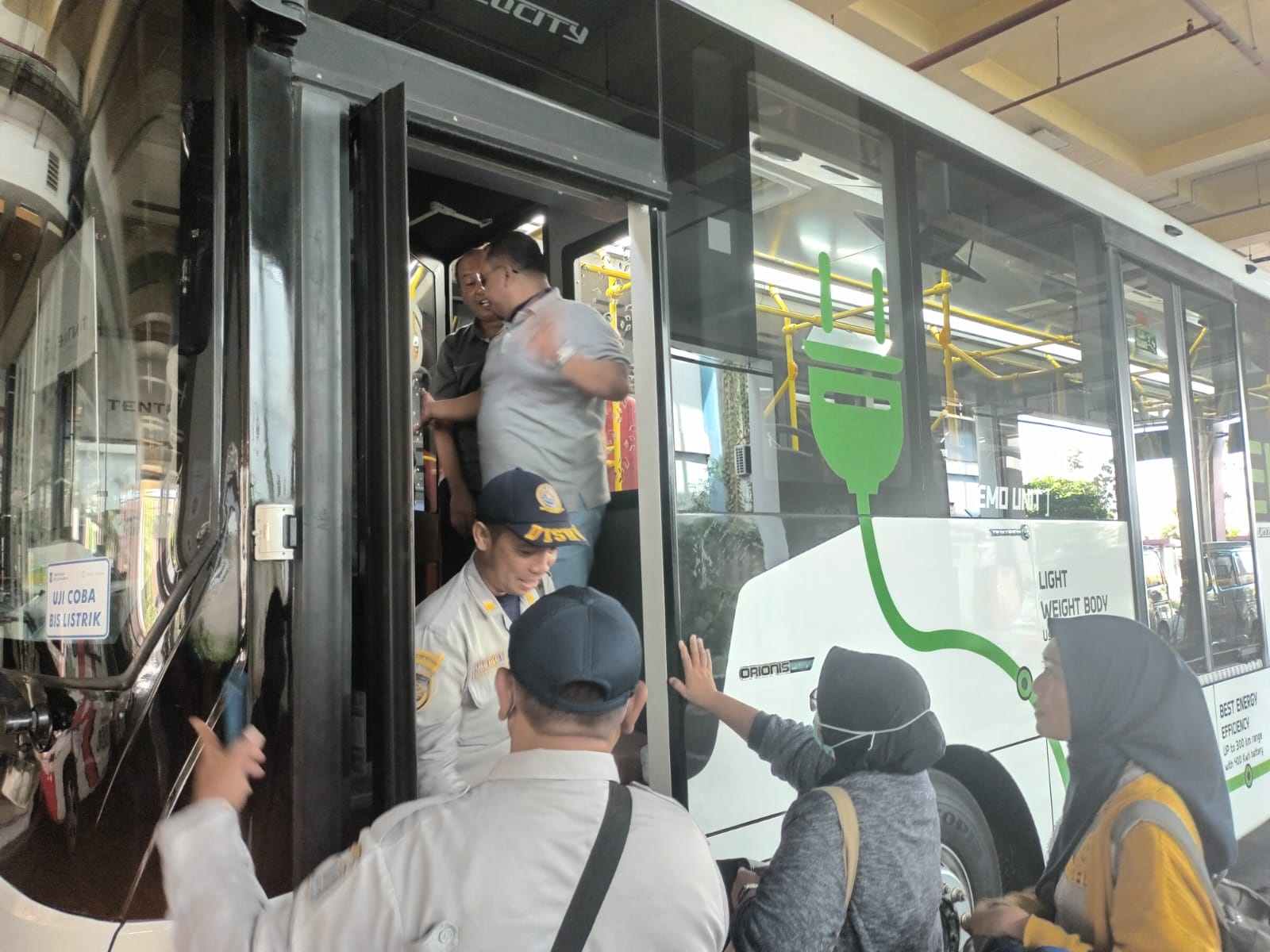 Uji coba bus listrik dari Terminal Purabaya ke Tanjung Perak, Surabaya. (IST)