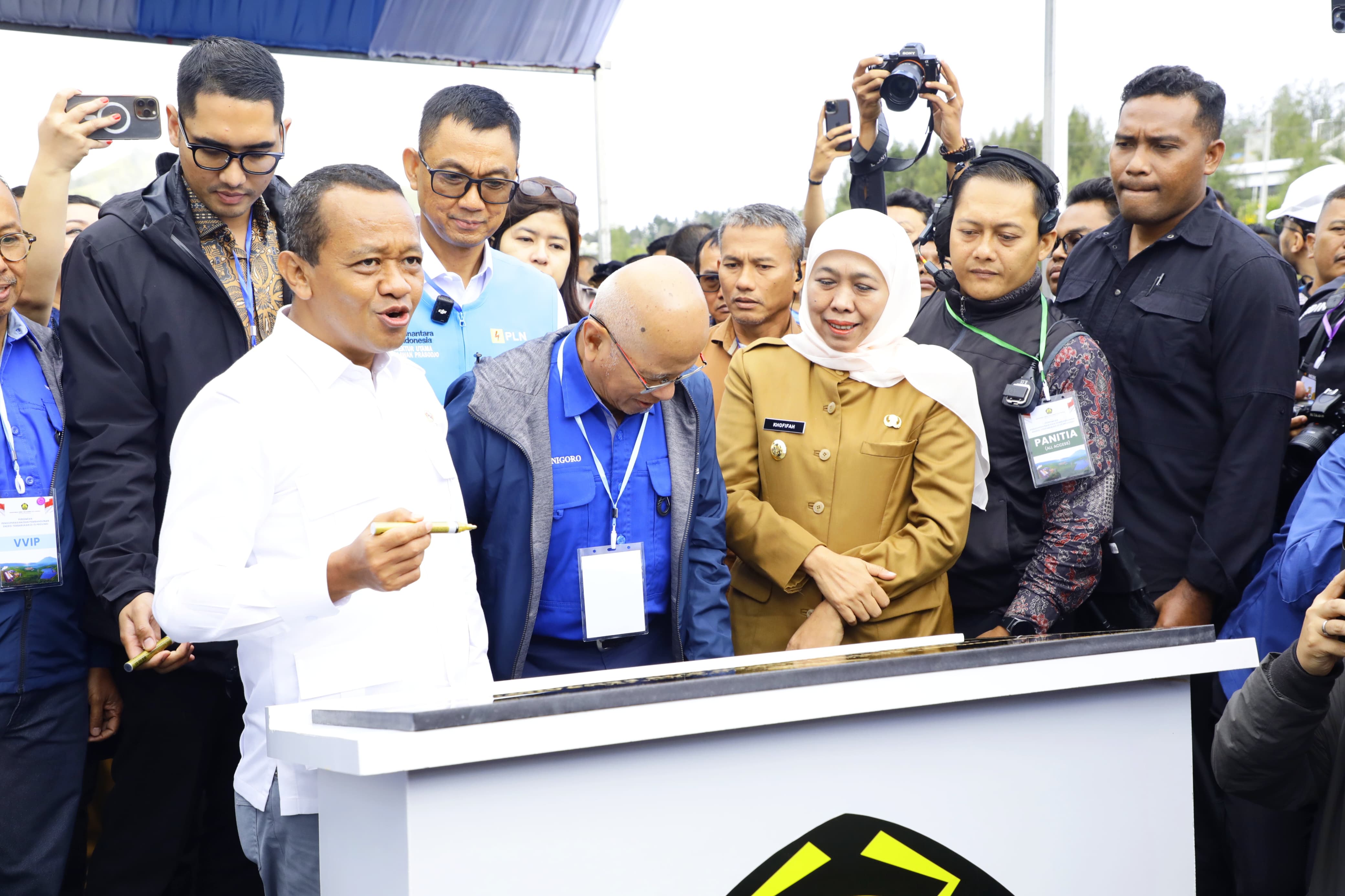 SERENTAK NASIONAL: Gubernur Jatim Khofifah Indar Parawansa mendampingi Menteri ESDM Bahlil Lahadalia melakukan peresmian PLTP dan PLTS di Kabupaten Bondowoso.