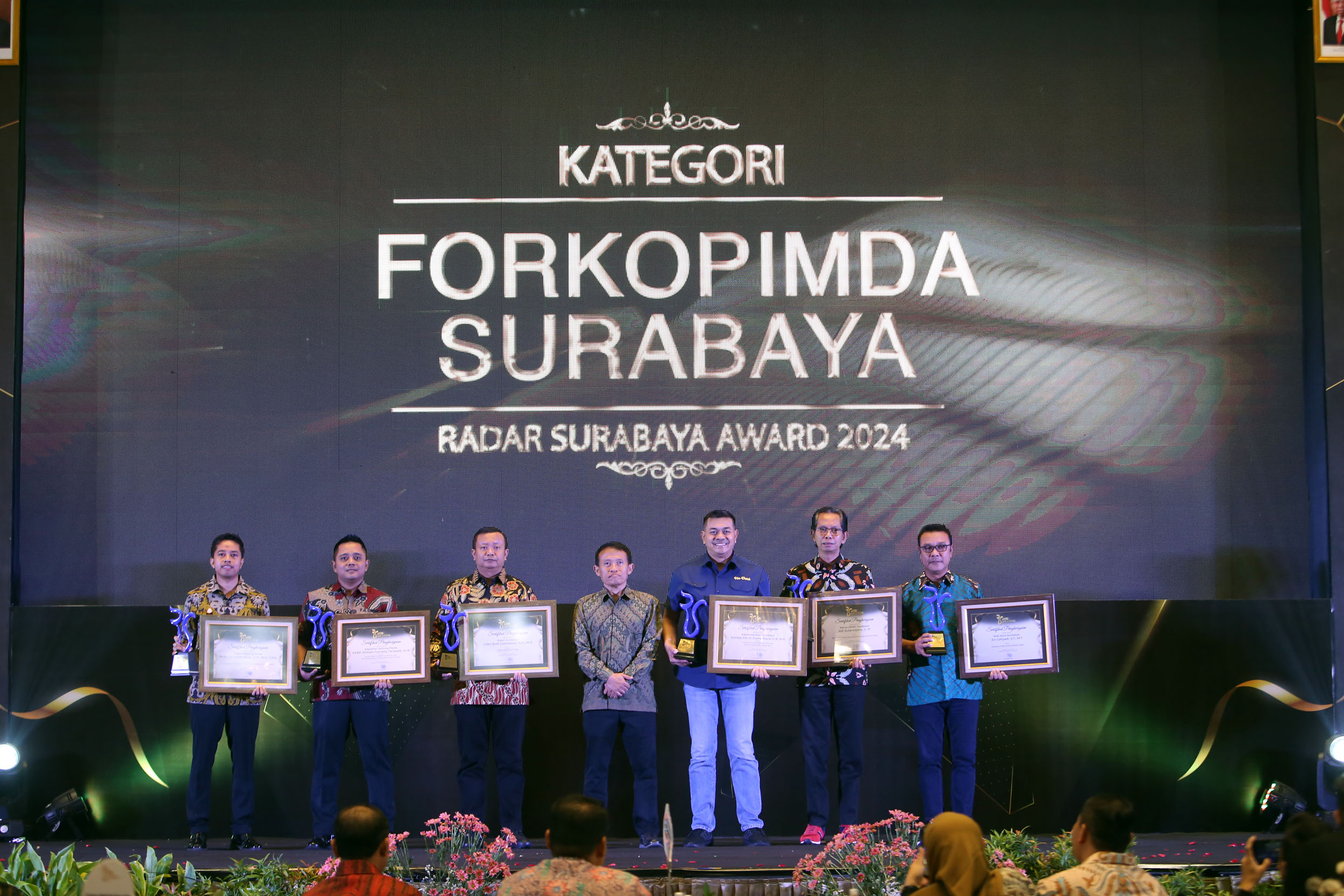 APRESIASI: Para penerima Radar Surabaya Award 2024 Kategori Forkopimda Surabaya bersama Direktur Utama Jawa Pos Koran, Leak Kustiyo (tengah). (ANDY SATRIA/RADAR SURABAYA)