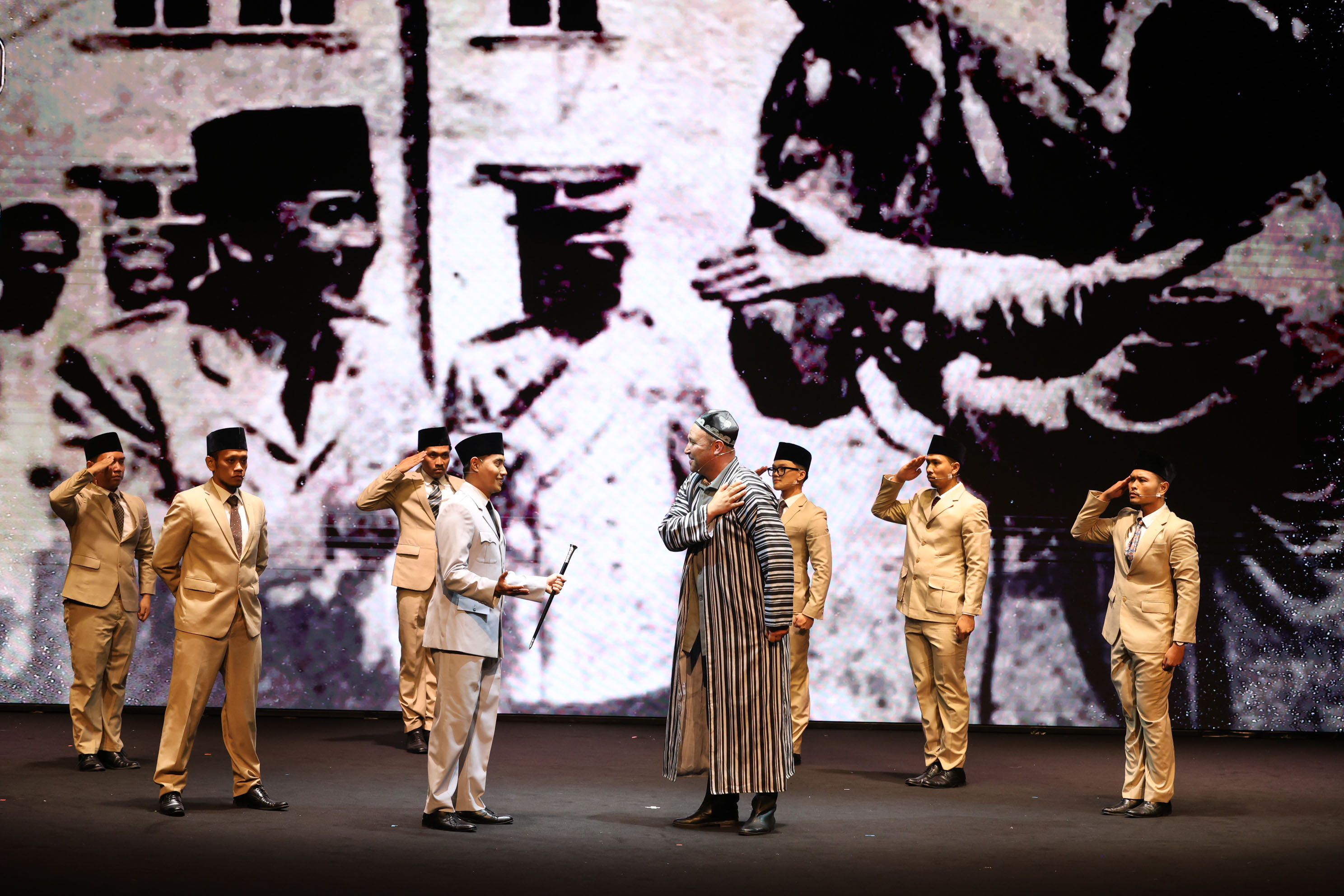 Salah satu adegan dalam pertunjukan tablo teater dan musik tentang perjalanan Soekarno ke Uzbekistan.