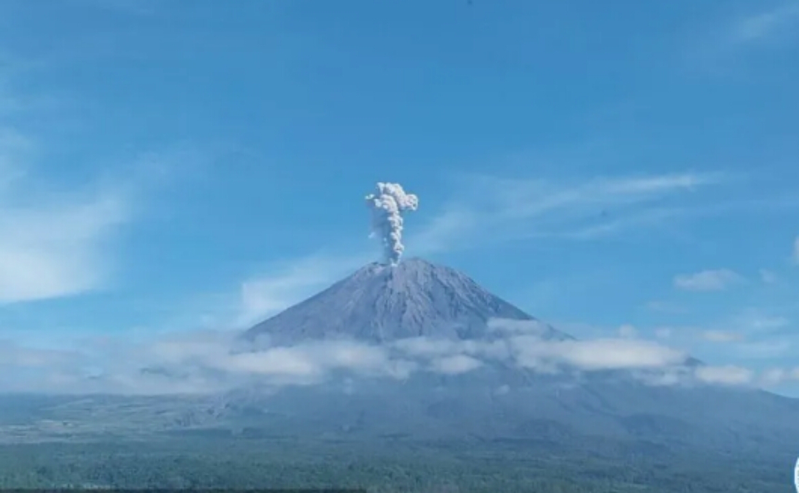 Gunung Semeru aktif lagi.