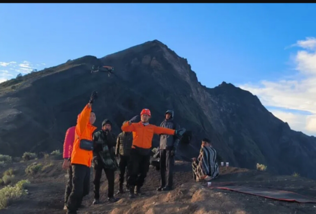 Petugas bersiap evakuasi pendaki Gunung Rinjani di NTB.