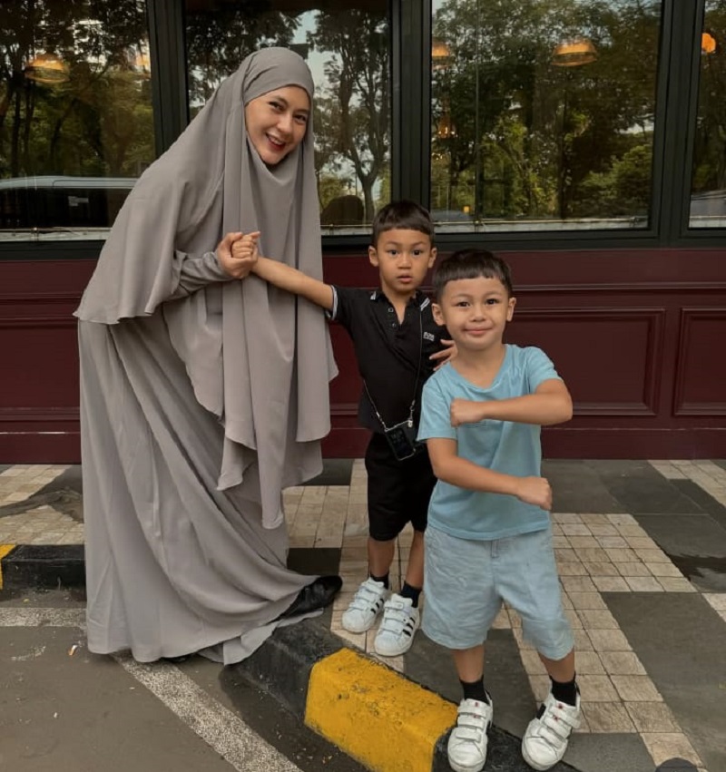 Paula Verhoeven saat bersama kedua anaknya.