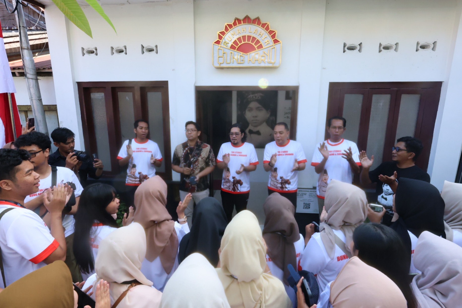 Wali Kota Eri Cahyadi bersama Ketua DPRD Surabaya Adi Sutarwijono saat memandu para pelajar tur ke Rumah Kelahiran Bung Karno dalam kegiatan Tur Literasi Bung Karno dan Surabaya.
