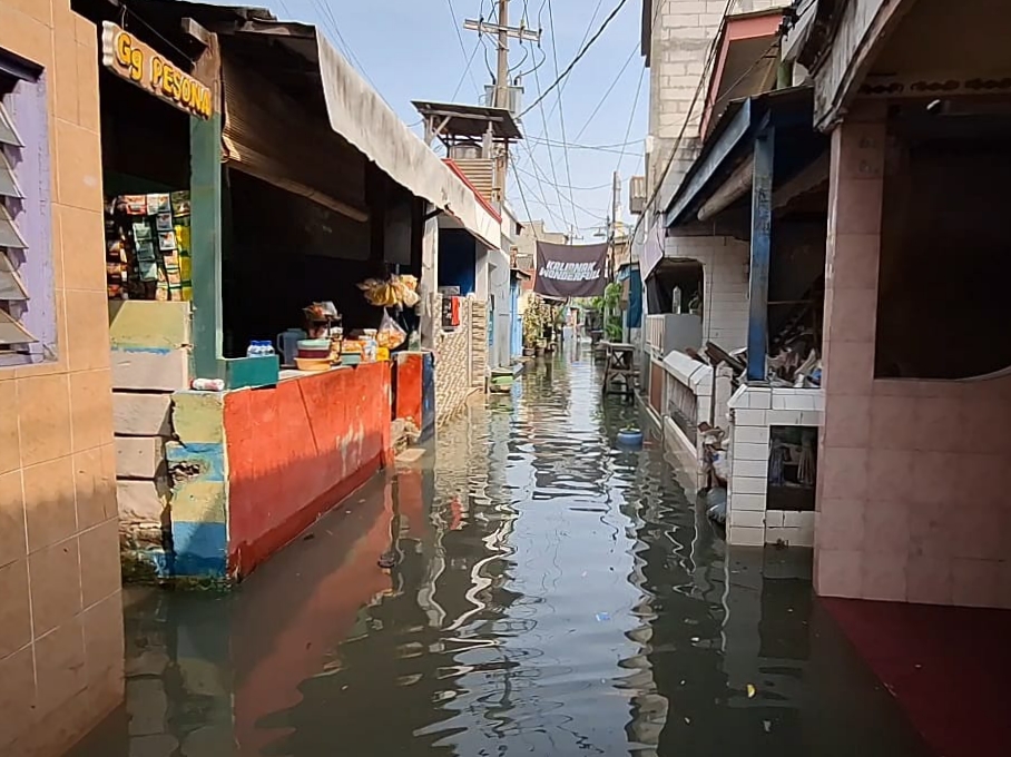 Genangan air laut atau banjir rob di kawasan Kalianak Surabaya. (IST)