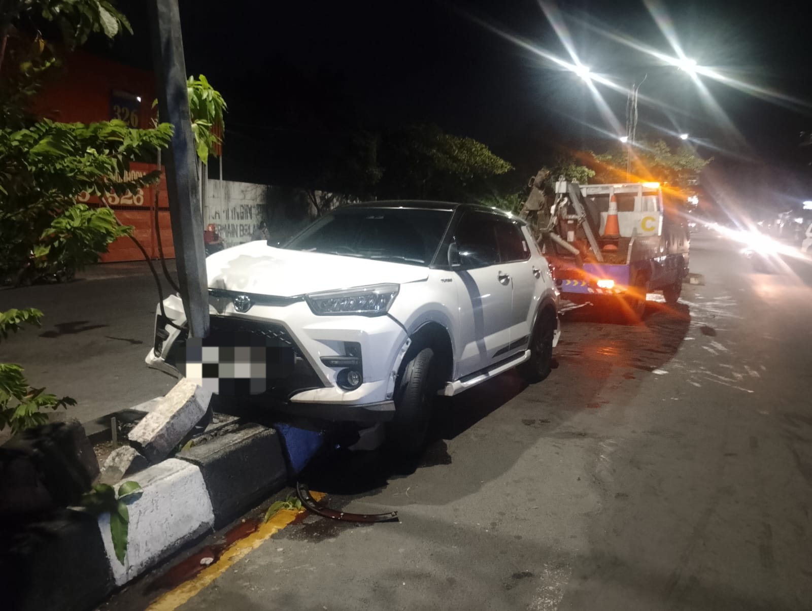 DIDEREK : Kondisi mobil yang terlibat kecelakaan di Jalan Kenjeran, Surabaya. (IST/RADAR SURABAYA