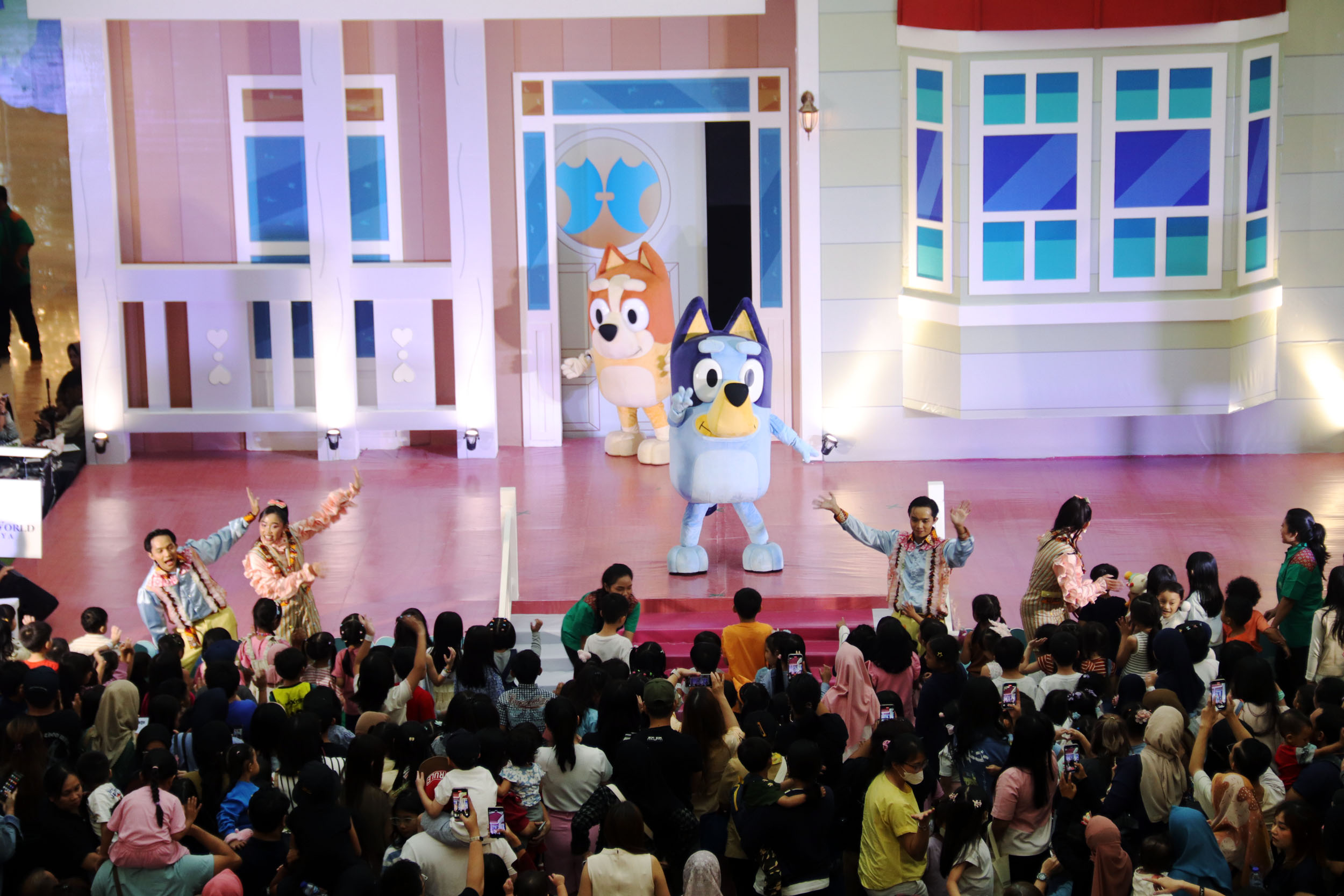 HIBUR PARA PENGUNJUNG: Karakter Bluey dan Bingo menghibur anak-anak pengunjung Ciputra World Surabaya dalam pertunjukan dengan tema Bluey Summer Adventure untuk mengisi waktu libur sekolah.