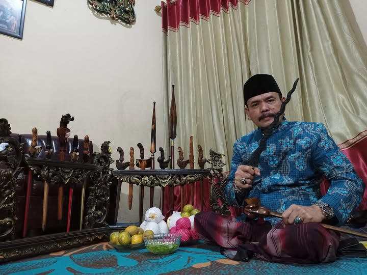Abdali Anwar, warga Jalan Rembang, Surabaya, melaksanakan jamas pusaka pada awal bulan Suro. (IST)