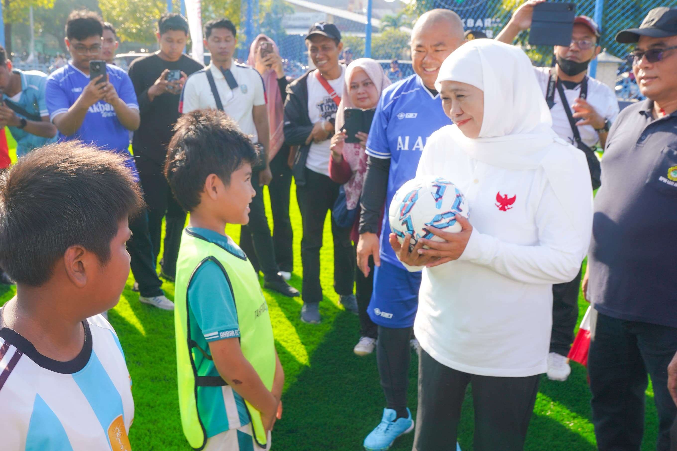 Gubernur Jatim Khofifah Indar Parawansa saat membuka turnamen sepak bola mini. (IST)
