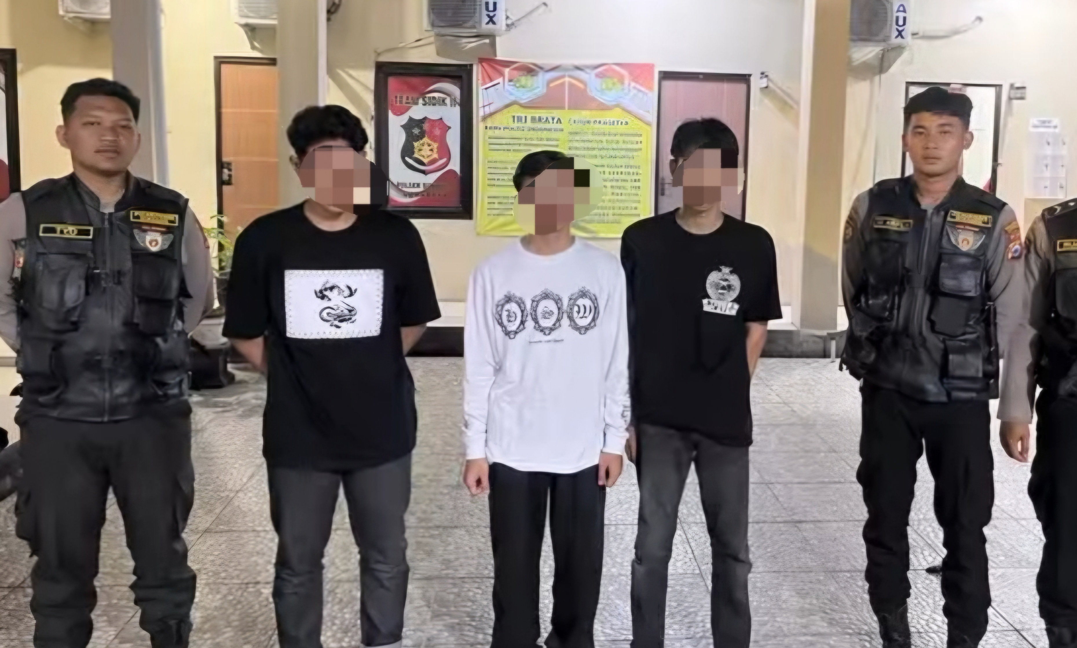 DIAMANKAN : Empat oknum perguruan silat yang diamankan Tim Jogoboyo ditetapkan sebagai tersangka pengeroyokan di Sukolilo, Surabaya. (IST/RADAR SURABAYA)