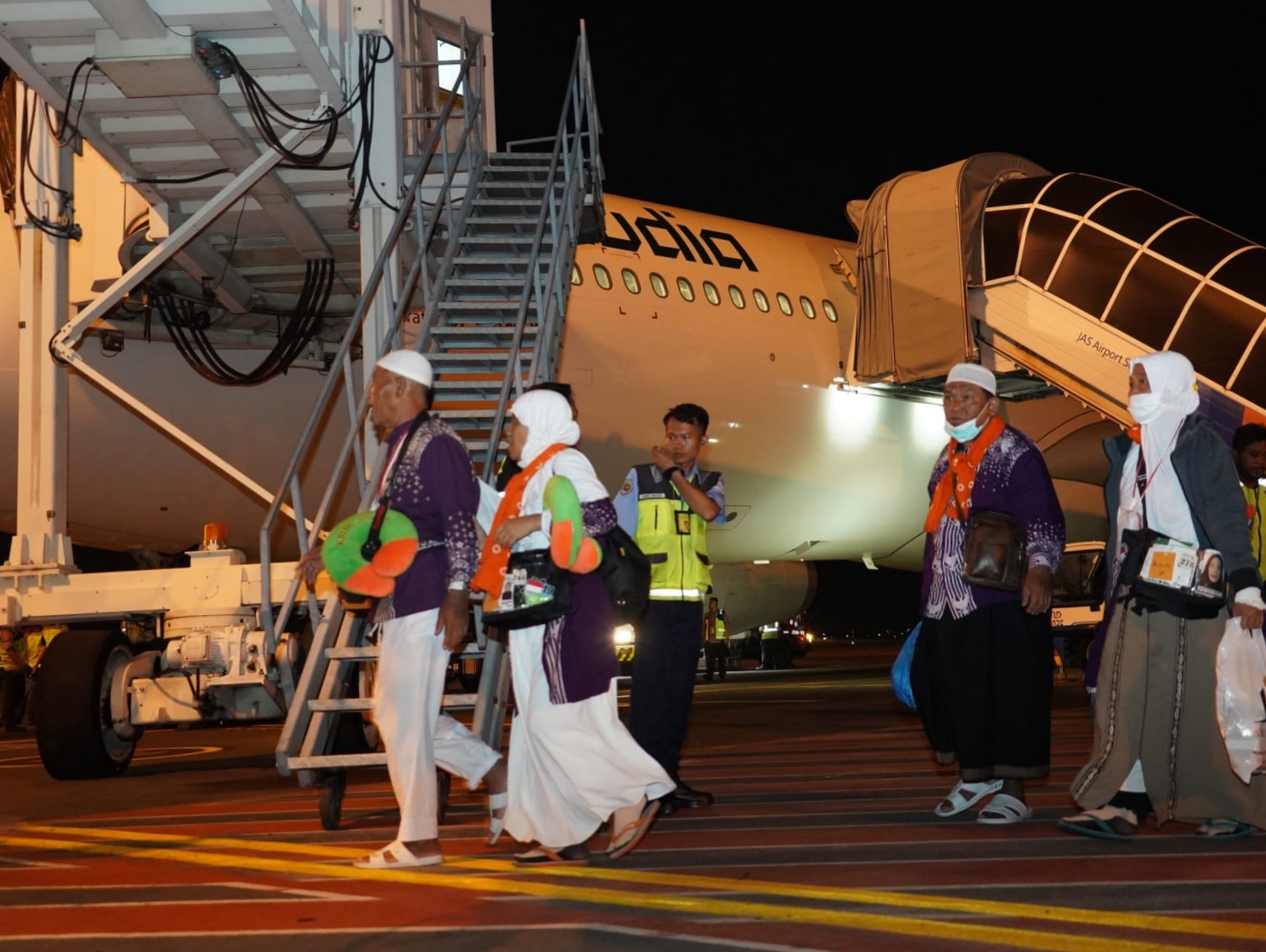 Jemaah haji saat tiba di Bandara Juanda Surabaya. (RAHMAT SUDRAJAT/RADAR SURABAYA)