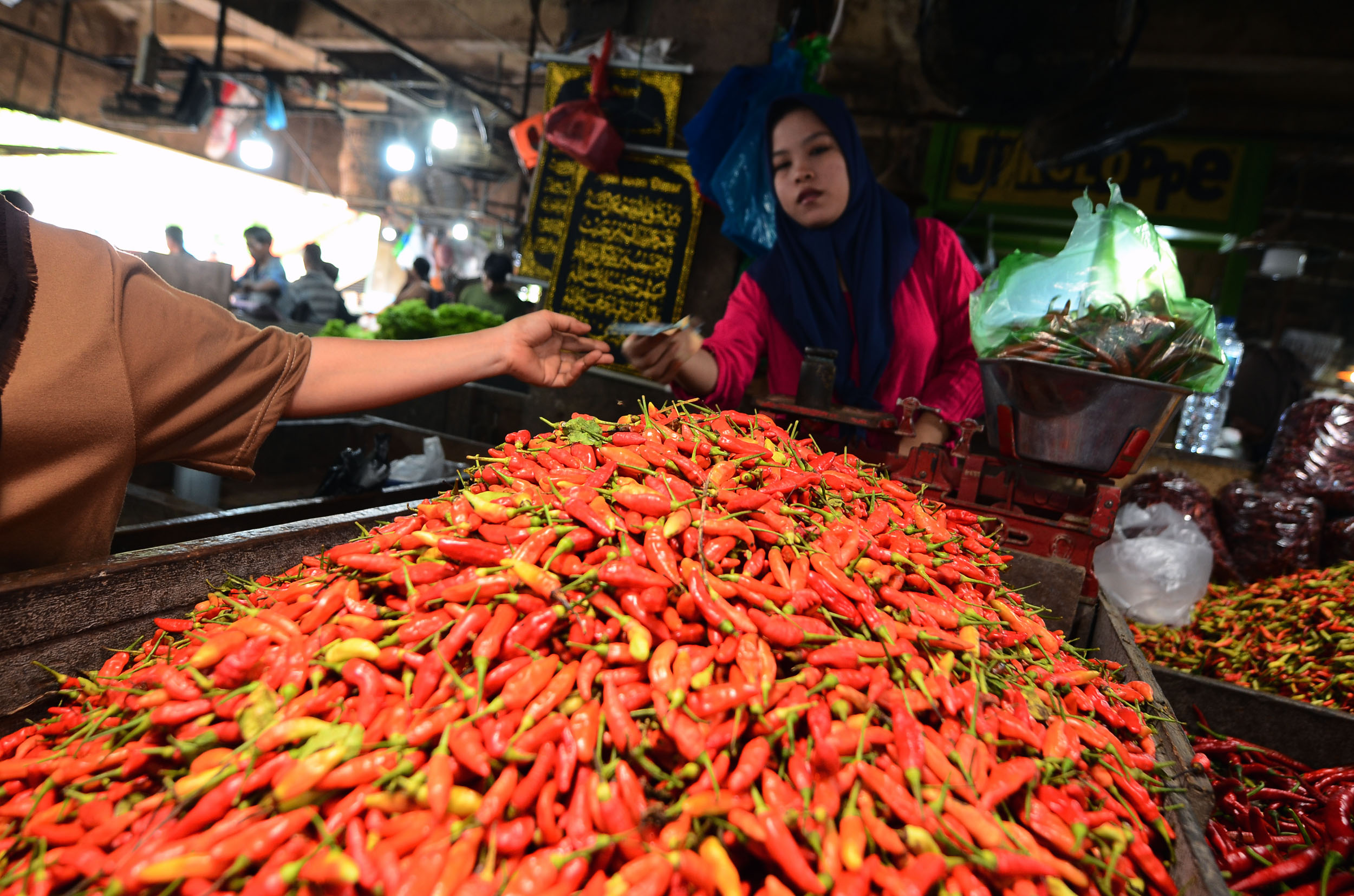 MELONJAK: Harga cabai rawit disejumlah daerah di Jatim mencapai Rp 65.000.
