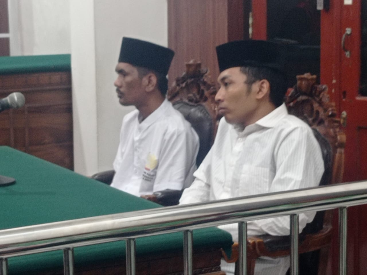 DAKWAAN : Dua terdakwa curanmor saat disidang di PN Surabaya. Mereka sudah beraksi lima kali dan ditangkap di Keputih, Surabaya. (SURYANTO/RADAR SURABAYA)