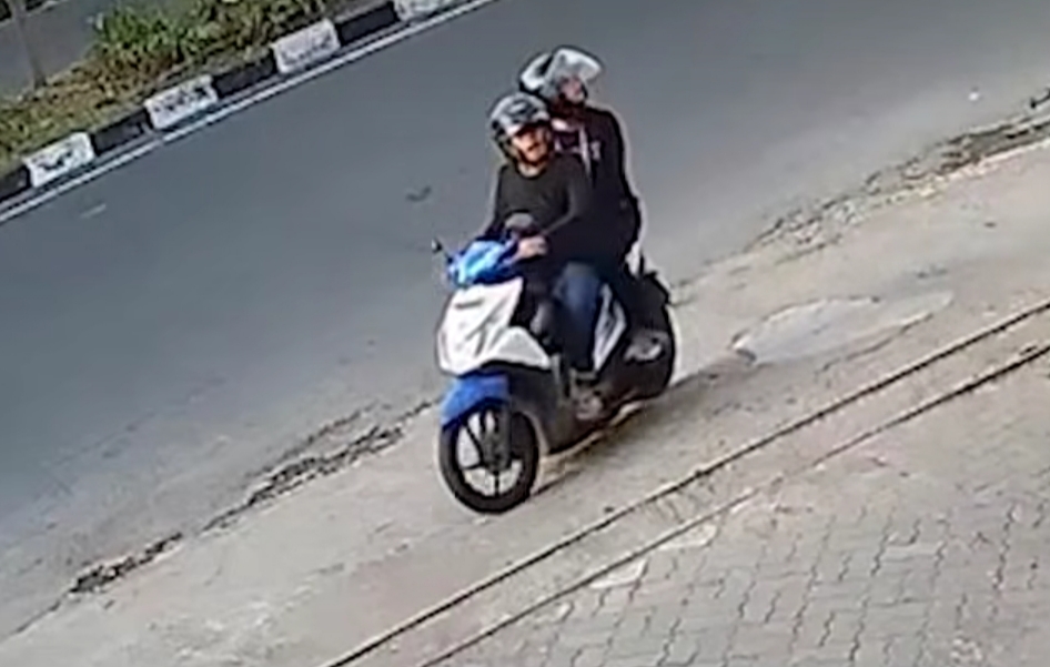 MERESAHKAN : Dua pelaku terekam CCTV mencuri motor korban di salah satu klinik kecantikan Jalan Kupang Jaya, Surabaya.(IST/RADAR SURABAYA)