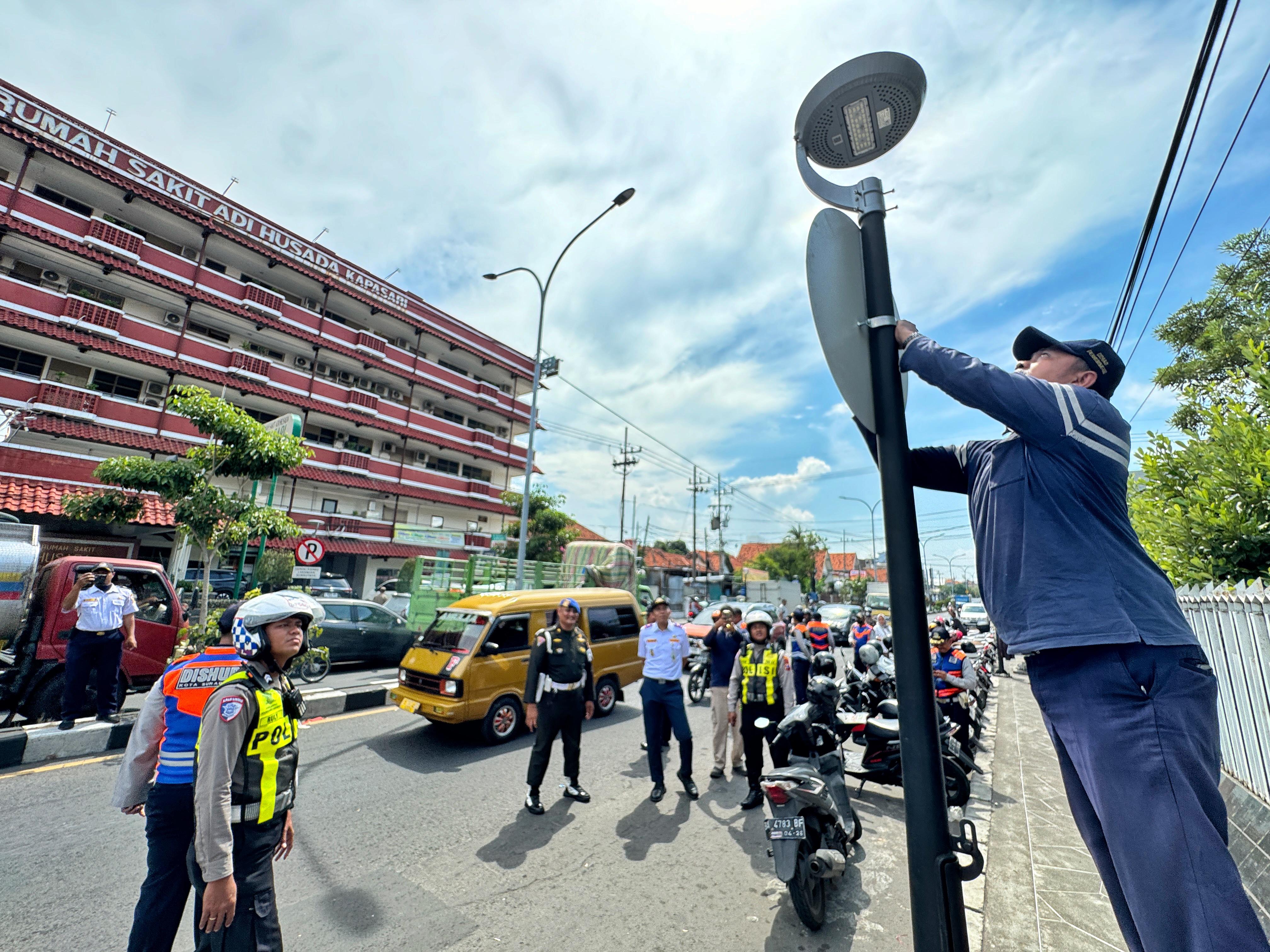 Penertiban parkir di depan RS Adi Husada Kapasari, Surabaya. (DIMAS MAHENDRA/RADAR SURABAYA)