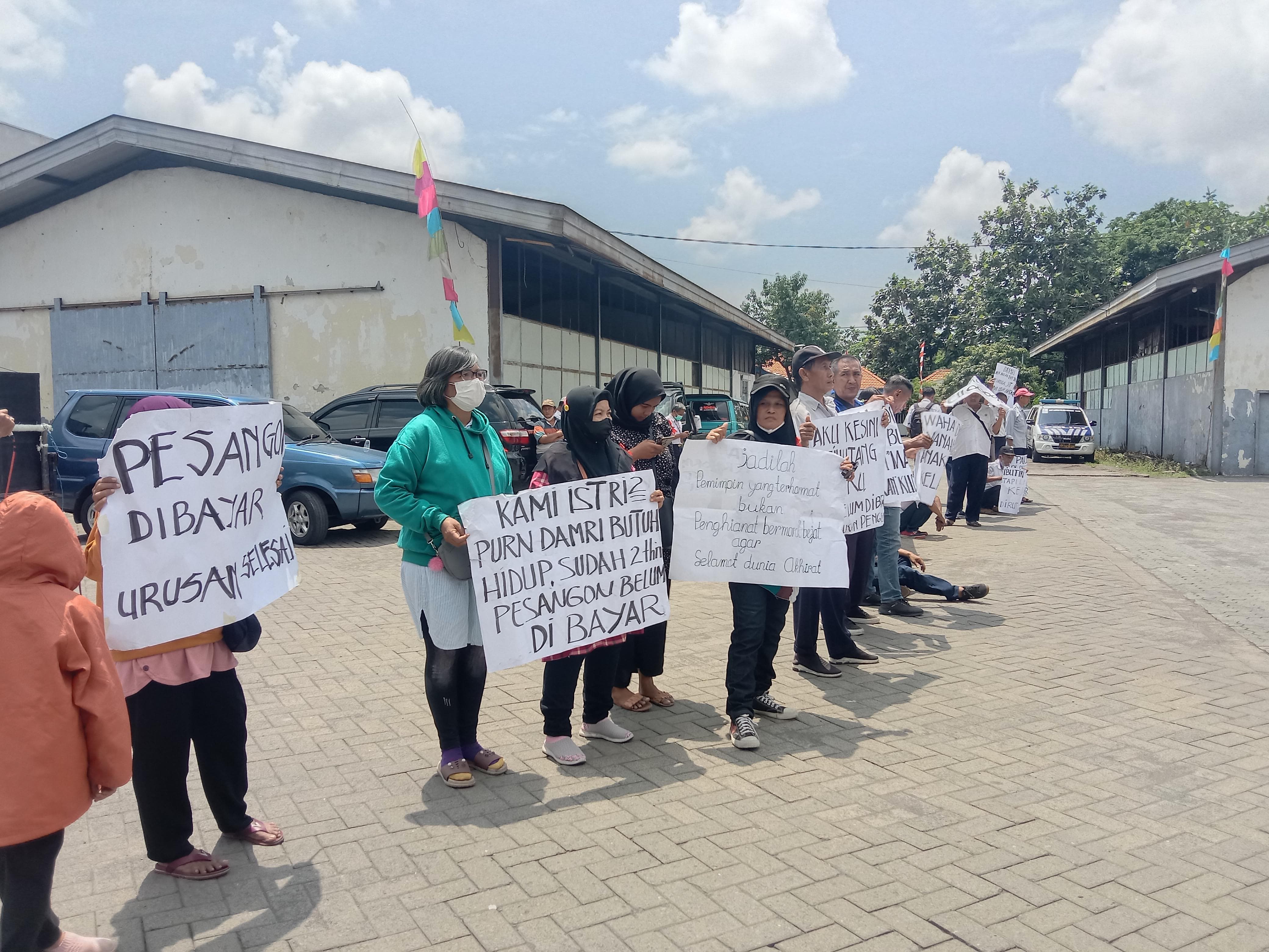 Unjuk rasa karyawan menuntut pesangon di Surabaya. (RAHMAT SUDRAJAT/RADAR SURABAYA)