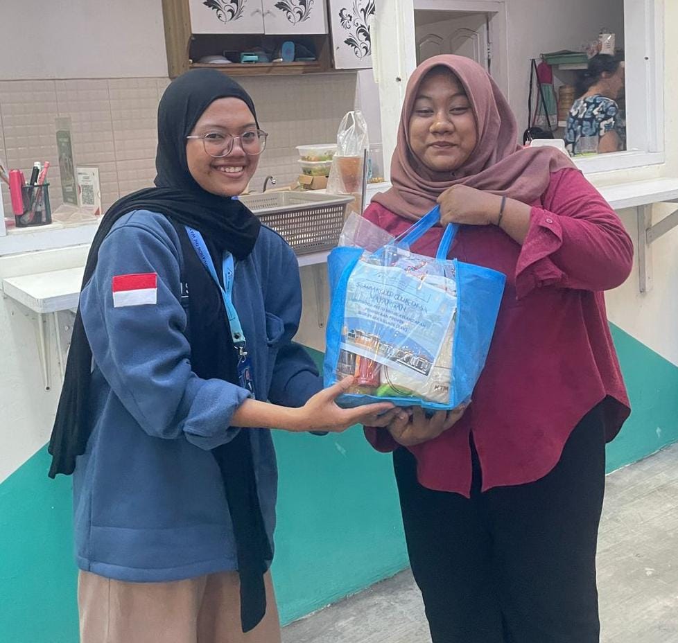 BERBAGAI KE SESAMA: Penyerahan paket sembako.