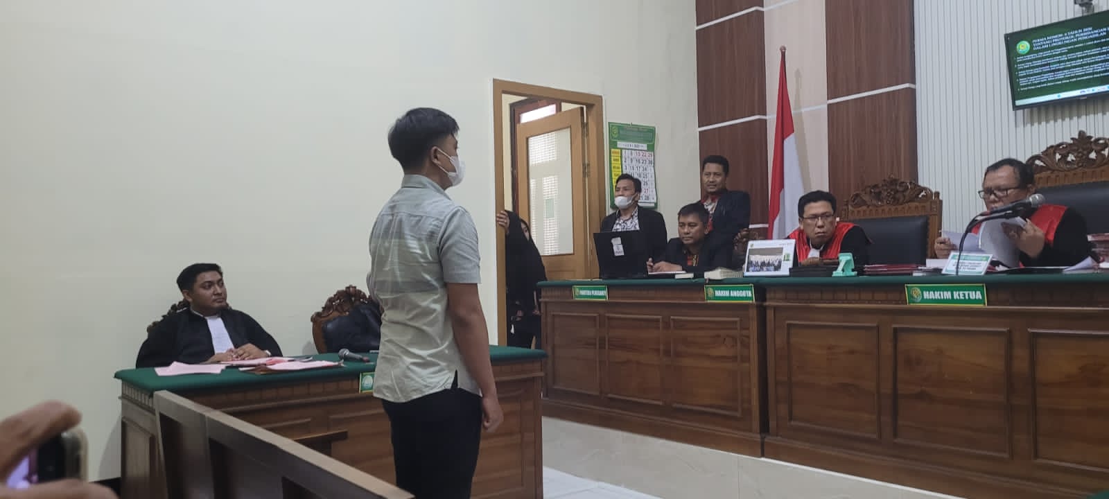 MENERIMA : Mantan anggota polisi divonis 5 bulan penjara usai melakukan rudapaksa adik pacarnya di Surabaya. (SURYANTO/RADAR SURABAYA)