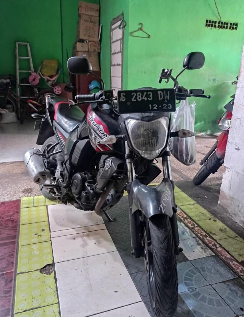 KENANGAN : Motor korban sebelum hilang dicuri maling di tempat kos Jalan Bratang Wetan, Surabaya. Warga Bojonegoro ini tahu saat hendak berangkat kerja. (IST/RADAR SURABAYA)
