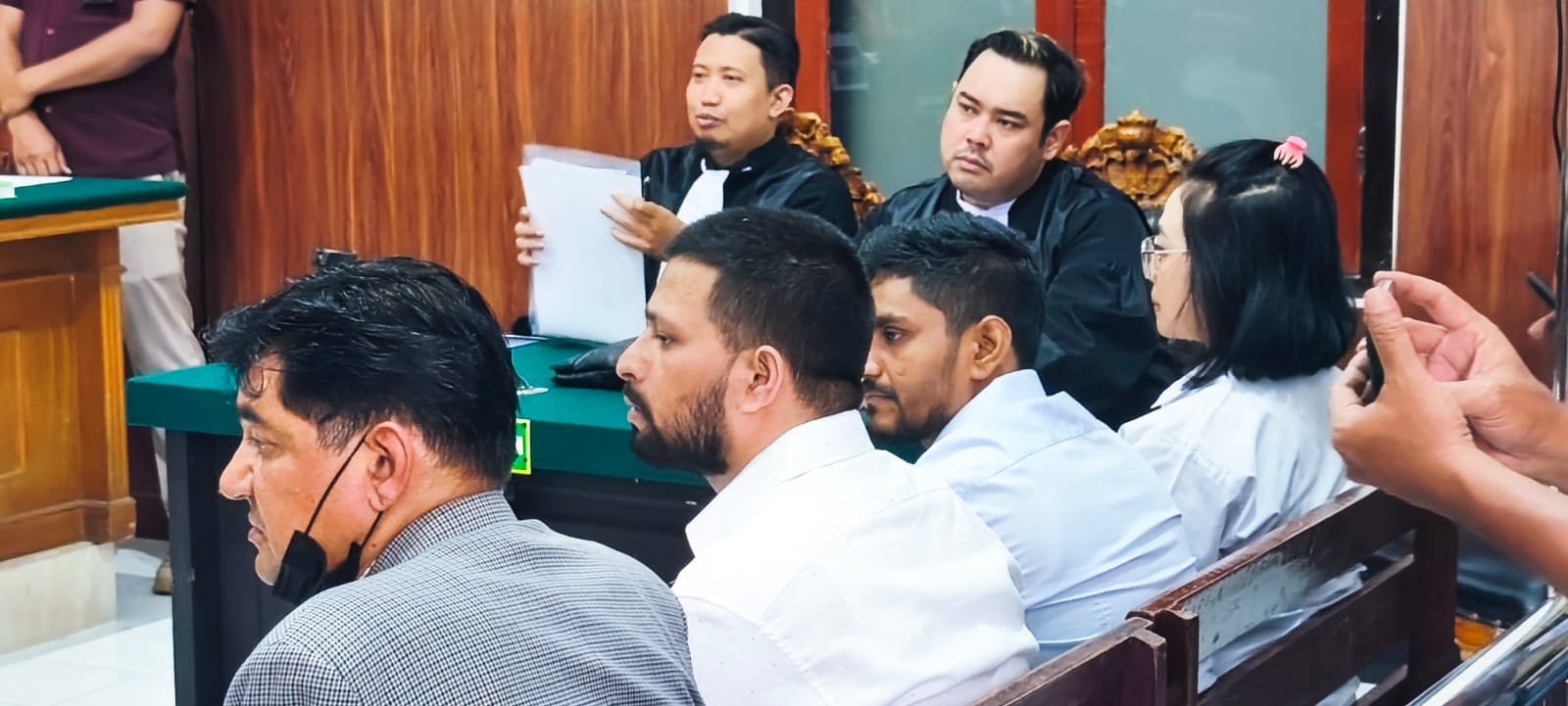 DISIDANG : Tiga tersangka jalani sidang dakwaan di PN Surabaya. Mereka melakukan penyelundupan WNA Nepal ke Eropa melalui Indonesia. (SURYANTO/RADAR SURABAYA)