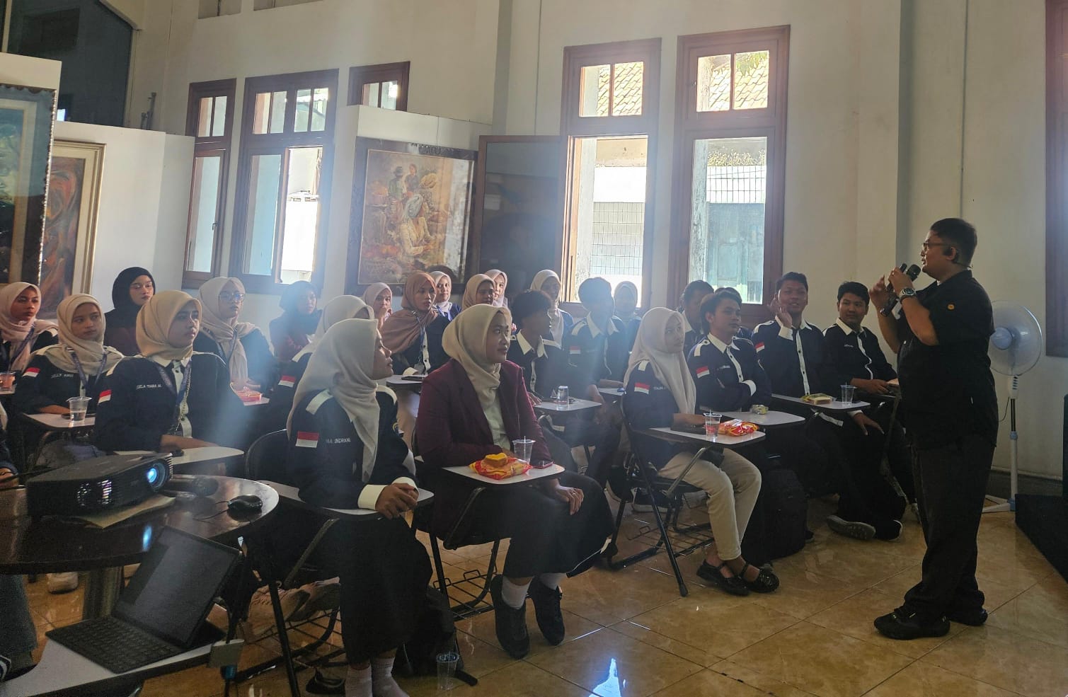 Peserta pelatihan jurnalistik dari Universitas Muhammadiyah Lamongan antusias mendengarkan materi yang disampaikan tim redaksi Radar Surabaya.