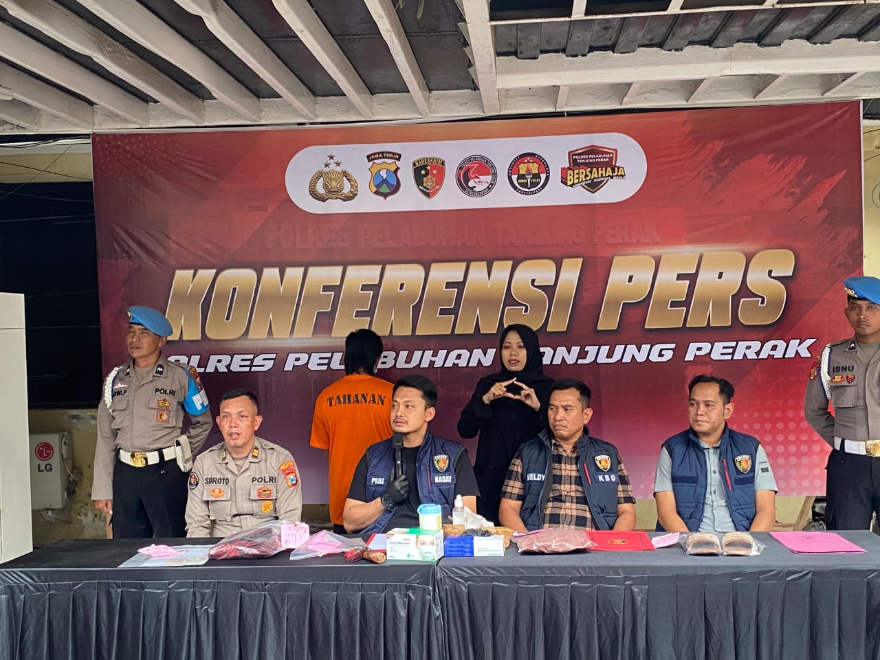 DIAMANKAN: Tersangka pembacokan di Kedinding Lor, Surabaya, saat ditangkap Polres Pelabuhan Tanjung Perak. (SURYANTO/RADAR SURABAYA)