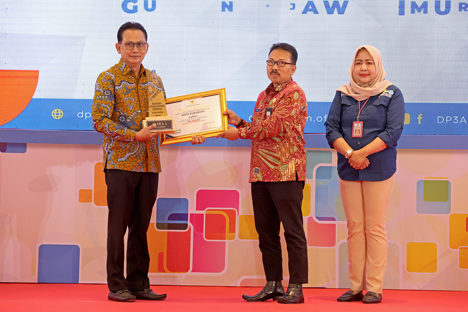 INOVATIF: Penyerahan Penghargaan dari Pemprov Jawa Timur oleh Asisten I Sekdaprov Jatim, Benny Sampirwanto (dua dari kiri).