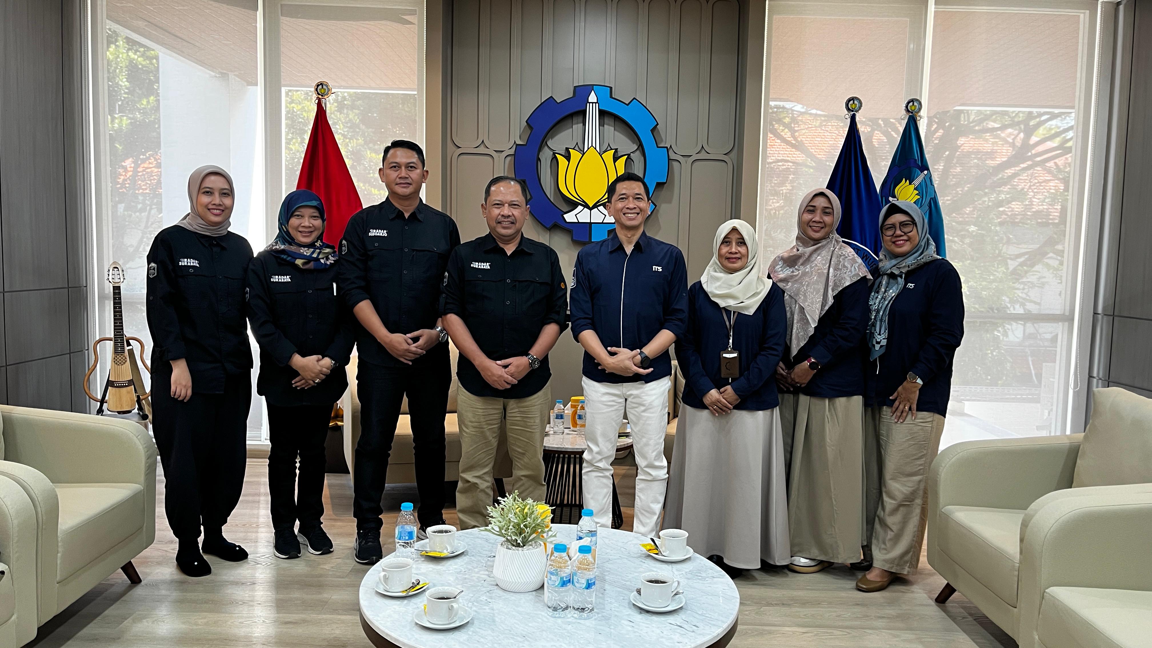 SINERGIS: Direktur Radar Surabaya, Lilik Widyantoro (empat dari kiri) saat audiensi dengan Rektor ITS, Prof. Bambang Pramujati (empat dari kanan). (NURUL AFIAH/RADAR SURABAYA)