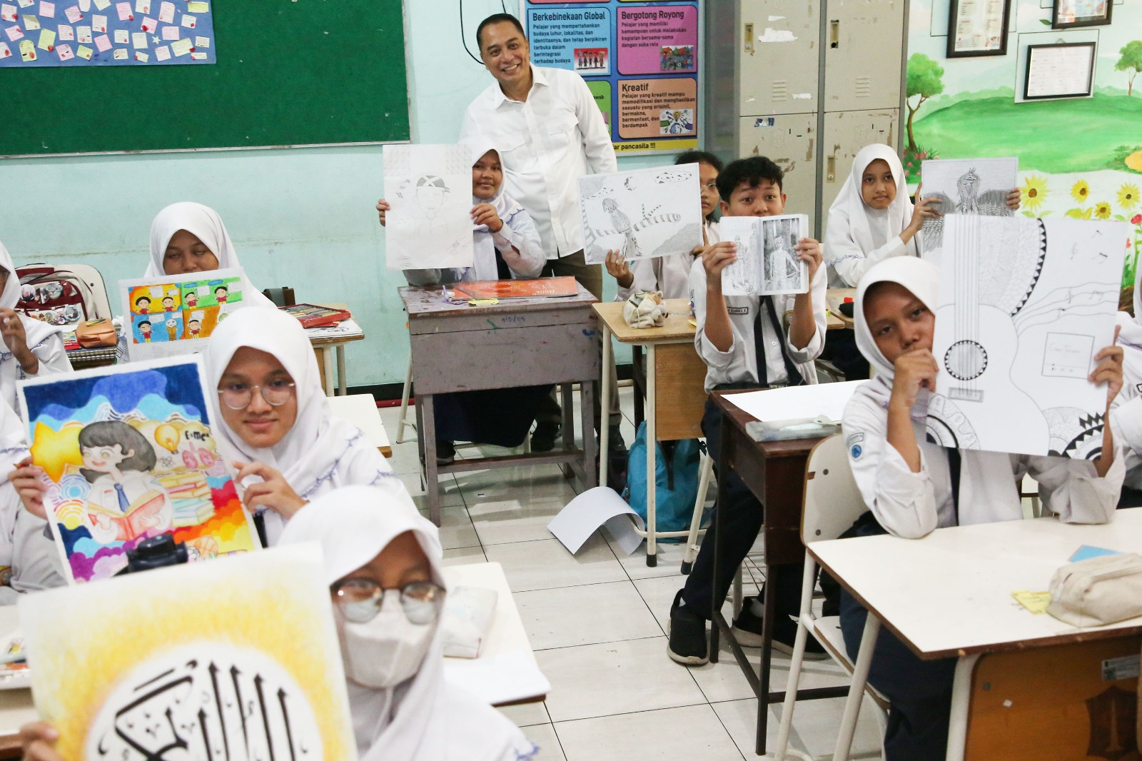 PENDIDIKAN: Wali Kota Surabaya Eri Cahyadi saat melakukan kunjungan ke salah satu SMP.