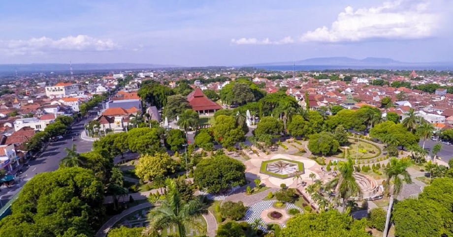 Kabupaten terluas di Jawa Timur berada di ujung timur pulau Jawa dan memiliki luas sekitar 5.782 km&sup2;.