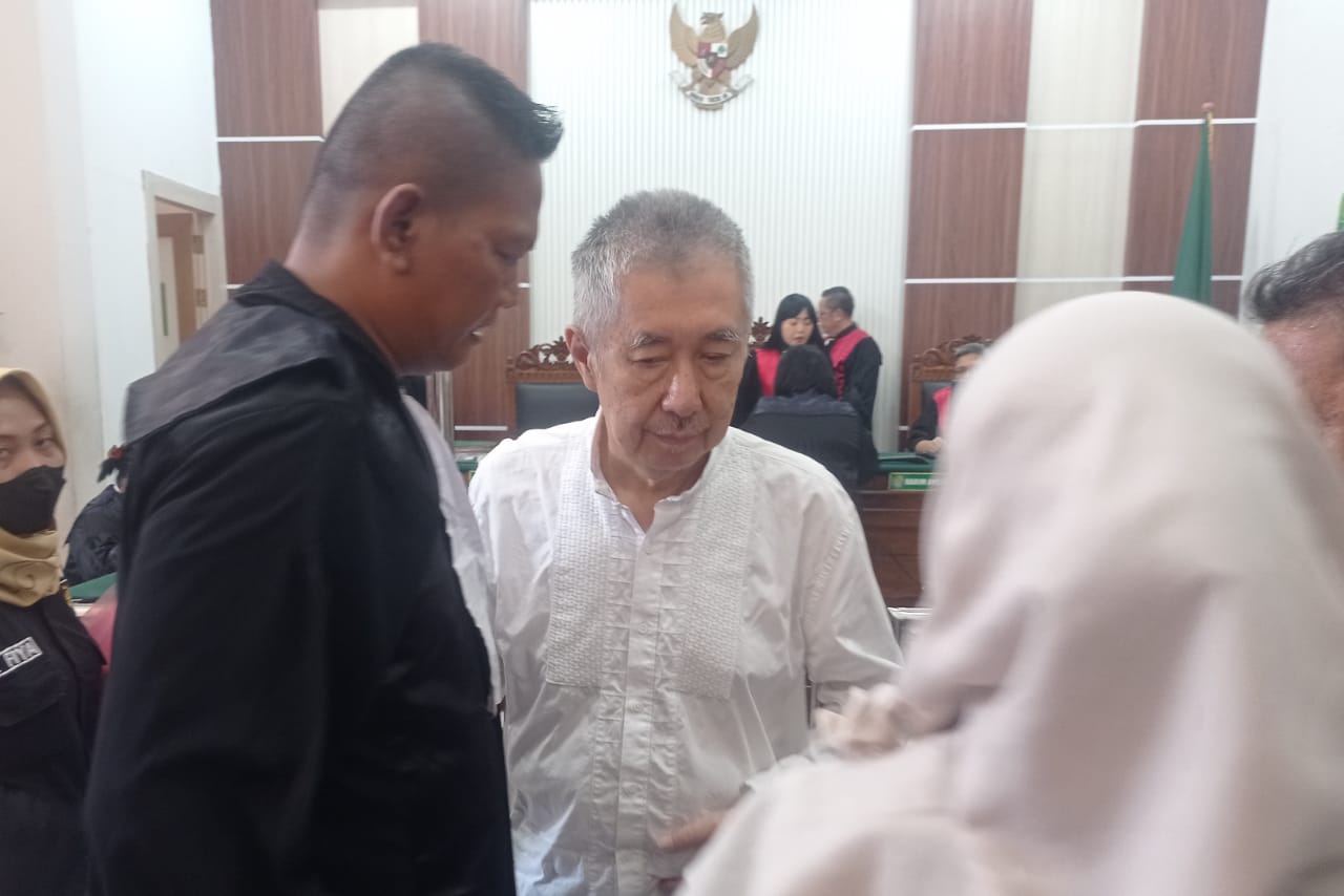 KETAHUAN : Terdakwa Tan Andy Martan dituntut empat tahun penjara. Mantan manajer toko emas di Surabaya, ini melakukan penggelapan hingga Rp 2,8 miliar. (SURYANTO/RADAR SURABAYA)