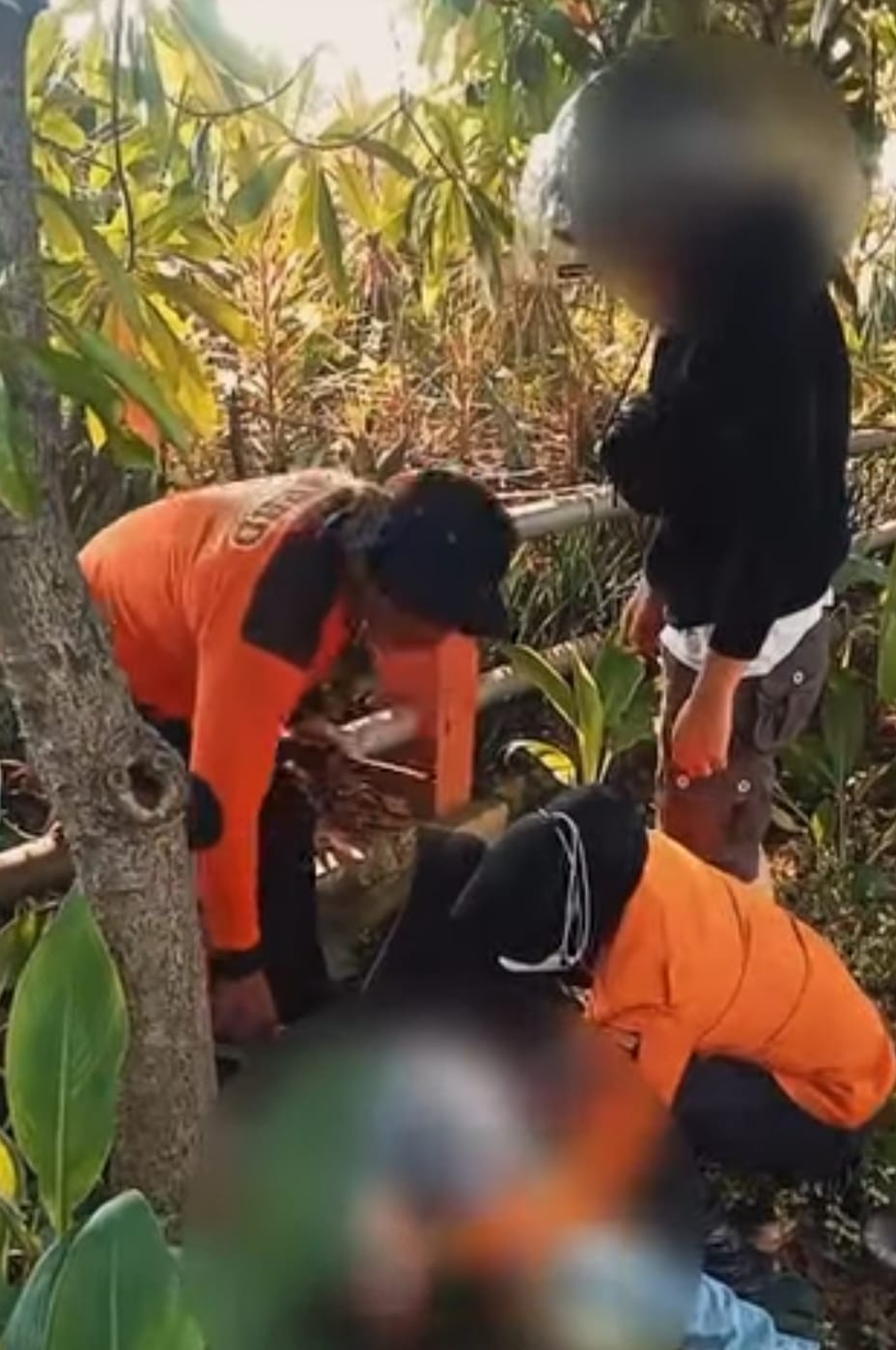 HEROIK : Petugas BPBD Surabaya saat menenangkan YS, 27, yang mencoba melompat sugai Jagir Wonokromo Surabaya, Rabu (2/7). (IST/RADAR SURABAYA)