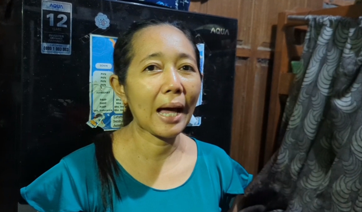 Anak Nasikah, Fitriyah saat berada di rumahnya yang memprihatinkan di kawasan Sukolilo Surabaya. Kini ibunya sudah kembali namun dikoskan di kawasan Babatan.
